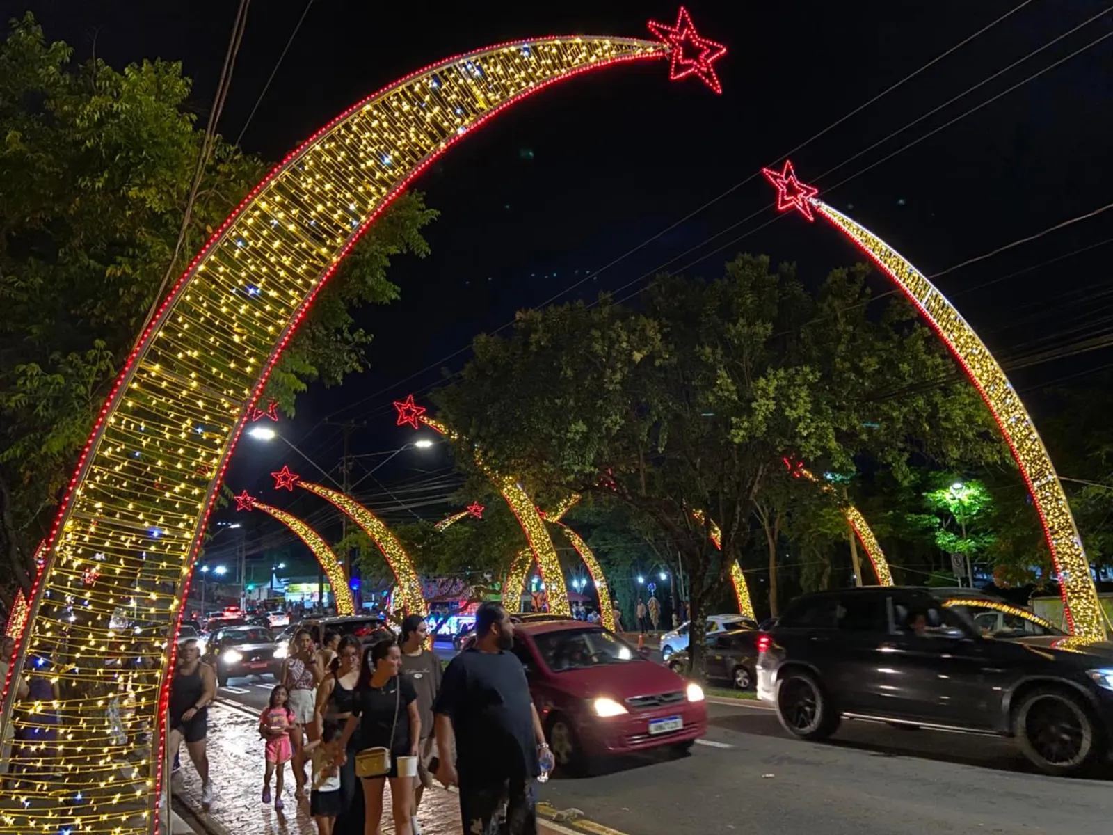 O túnel sob a ponte que divide os lagos 1 e 2, na Avenida Higienópolis, também ganhou iluminação