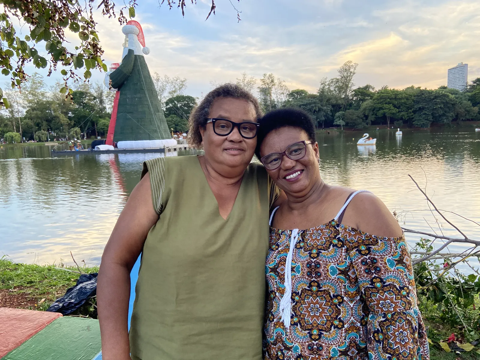 As irmãs Regina e Aparecida ficaram impressionadas com a altura do Papai Noel flutuante