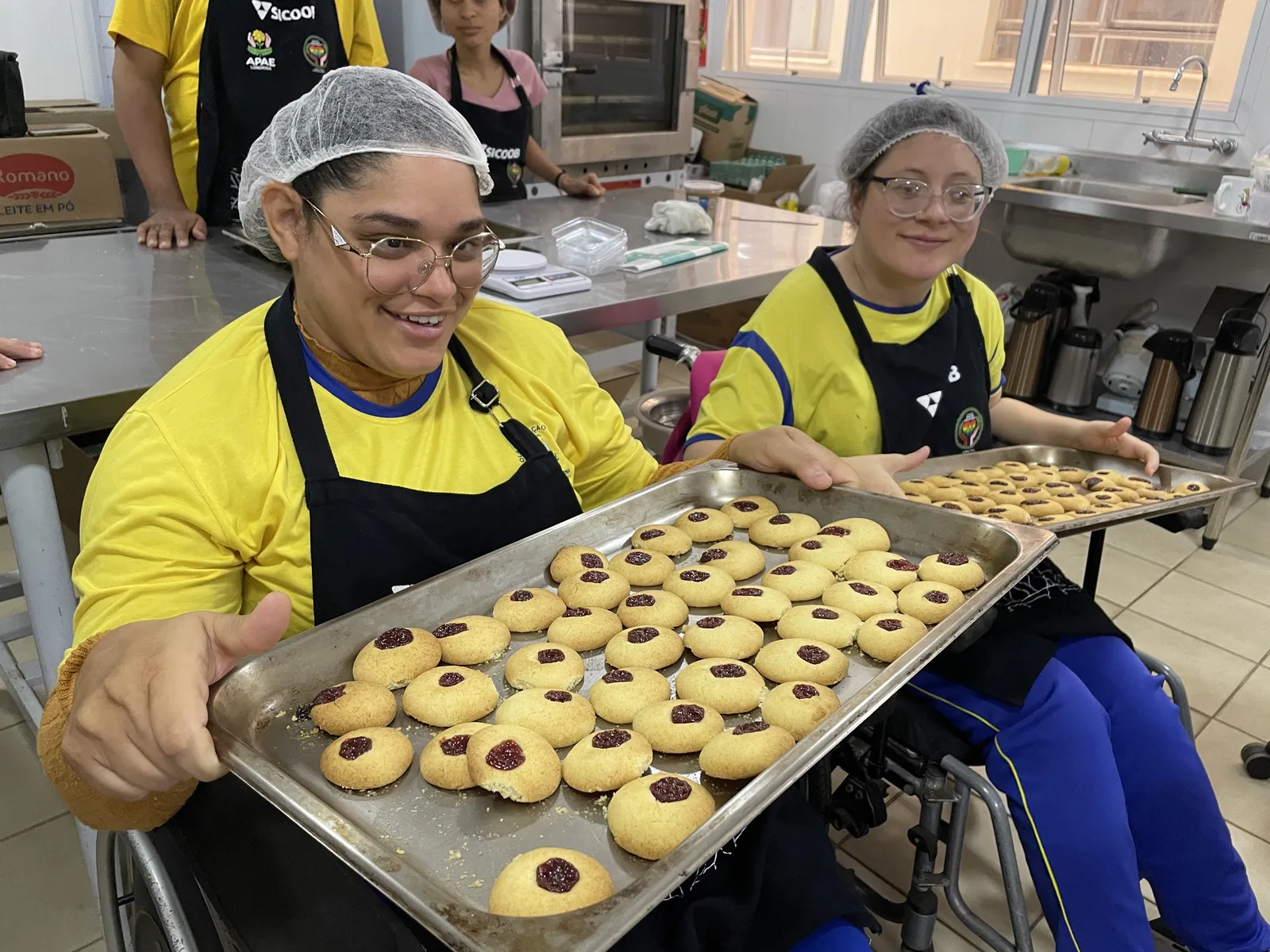 Isabela Gaion e Mariana Pereira integram a cooperativa Mãos que Transformam, da Apae de Londrina