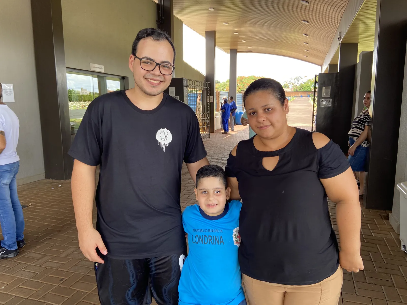 Mateus, 5, com os pais João Vitor e Daniele