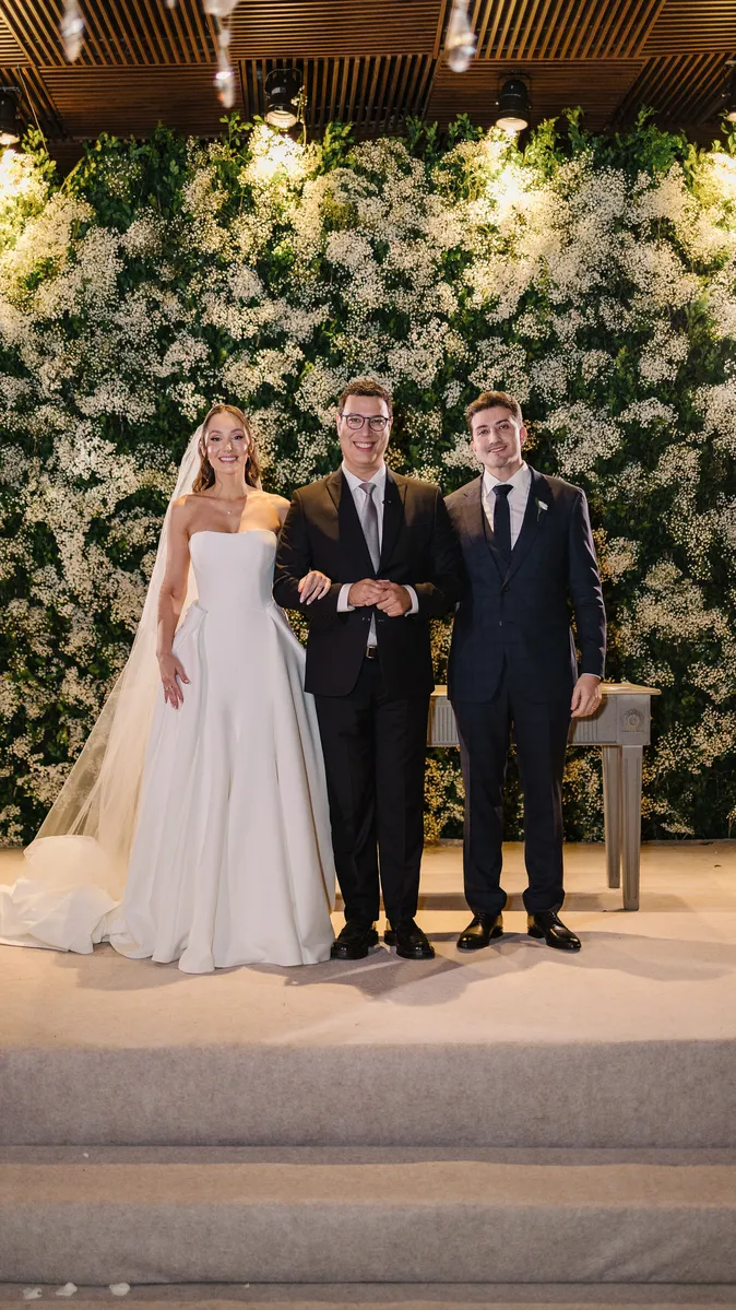 Fábio Luporini, com os noivos Luana Dalla Costa Góes e Pedro Góes