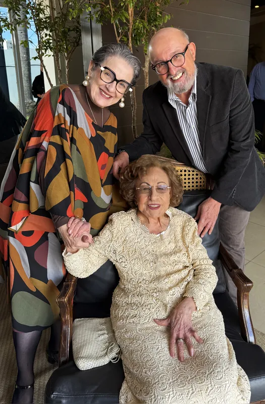 A aniversariante com Marina Morales e o marido Gilson Morales, ele ex- aluno de Rosalina Lopes Franciscão