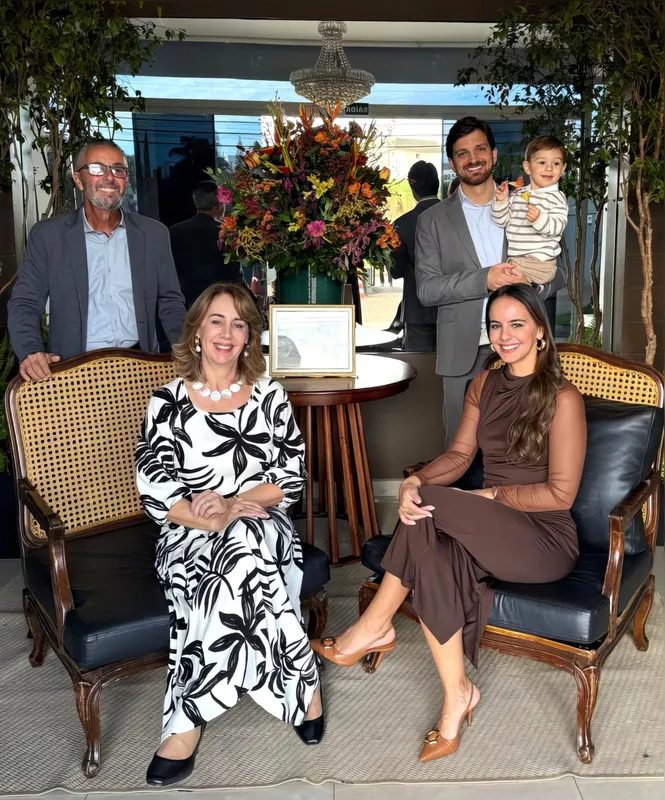 Os sobrinhos da aniversariante: Luiz Sérgio Tanferri e Bruno Sentone com o filho Enrico, em pé; Rosângela Tanferri e Andressa Tanferri Sentone, sentadas