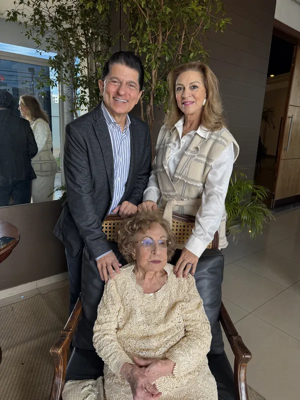 Waldimir Belinati, ex-aluno da aniversariante, com a esposa Bárbara e Rosalina Franciscão