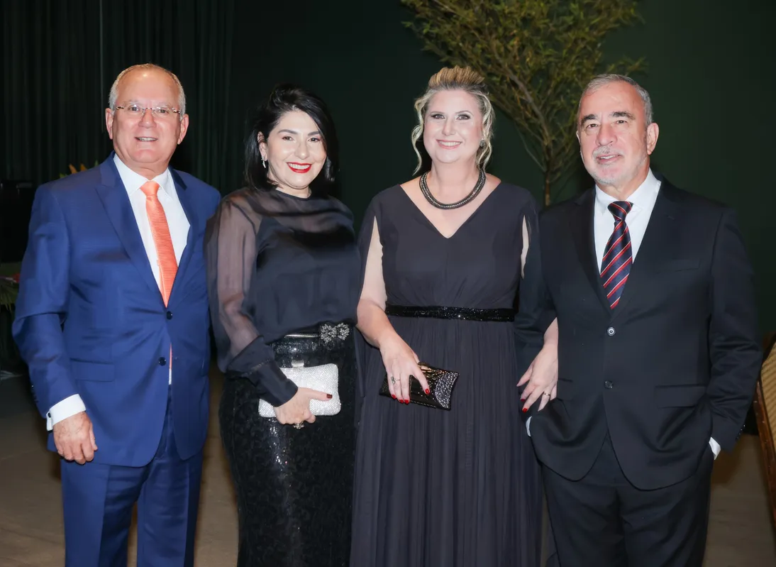 Reitor Eleazar Ferreira e esposa Marinez; Osmar Vieira e esposa Gislaine Mazur