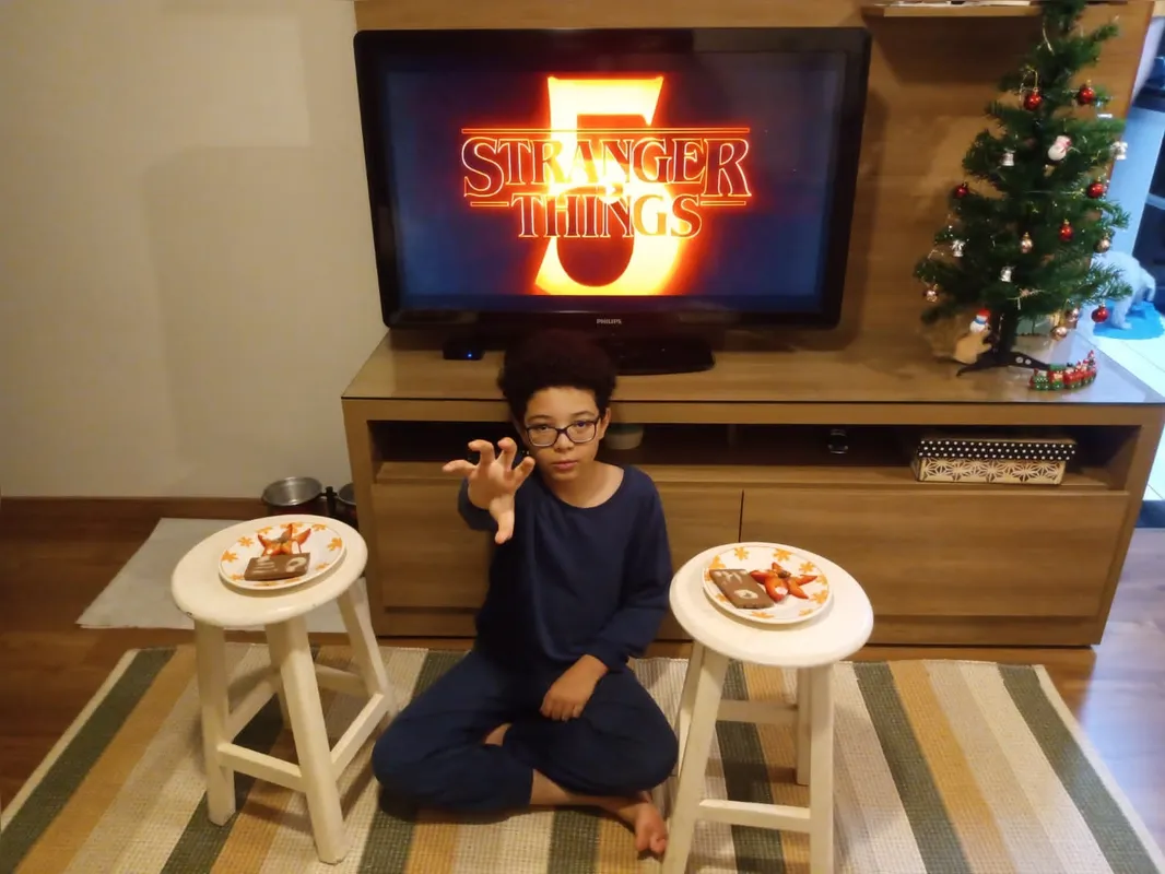 Cristopher Azevedo Gomes, 11 anos, prepara pratos inspirados na série; um dos mais simbólicos tinha morangos que se abriam como a cabeça de Demogorgon