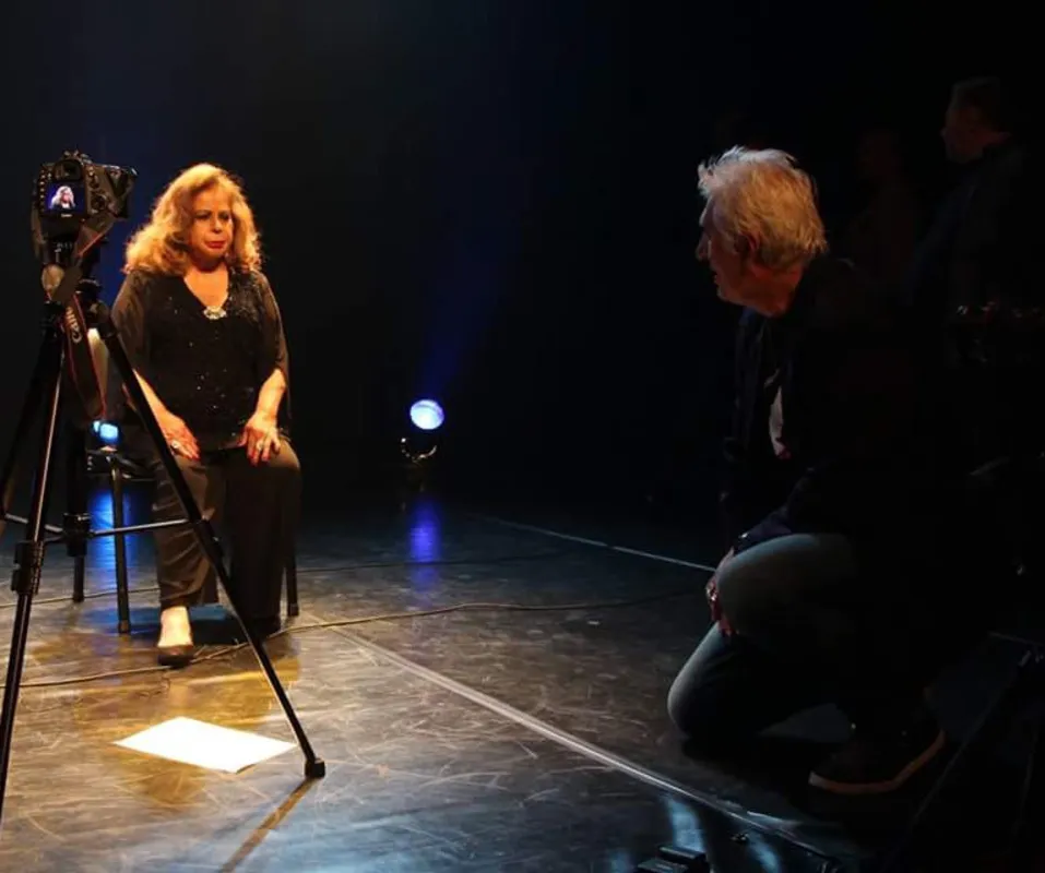 Ney Inácio em entrevista com Ângela Maria, uma das cantoras que dão depoimento em "Agostinho"