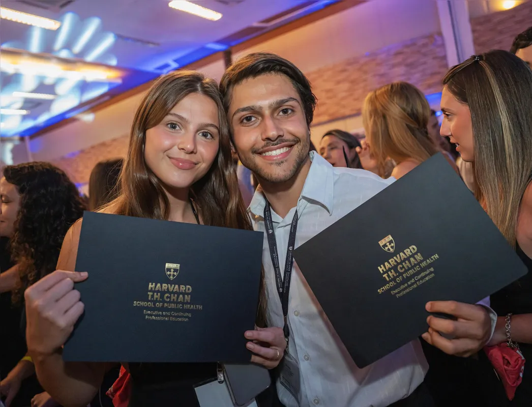 Bruno com Izadora Brambila Stanguerlin. Os dois são londrinenses, estudantes de medicina e fizeram o curso da Harvard T.H.Chan School of Public Health