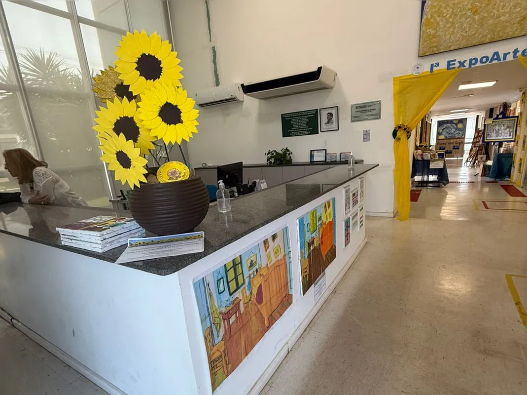 Obras que remetem a Van Gogh estão vários ambietes da escola