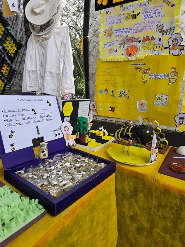 Feira de Ciências da Escola Municipal Norman Prochet incluiu conhecimentos sobre o projeto Abelhas Sem Ferrão que atende a cerca de 11500 alunos, desde a Educação Infantil até o 5º ano do Ensino Fundamental