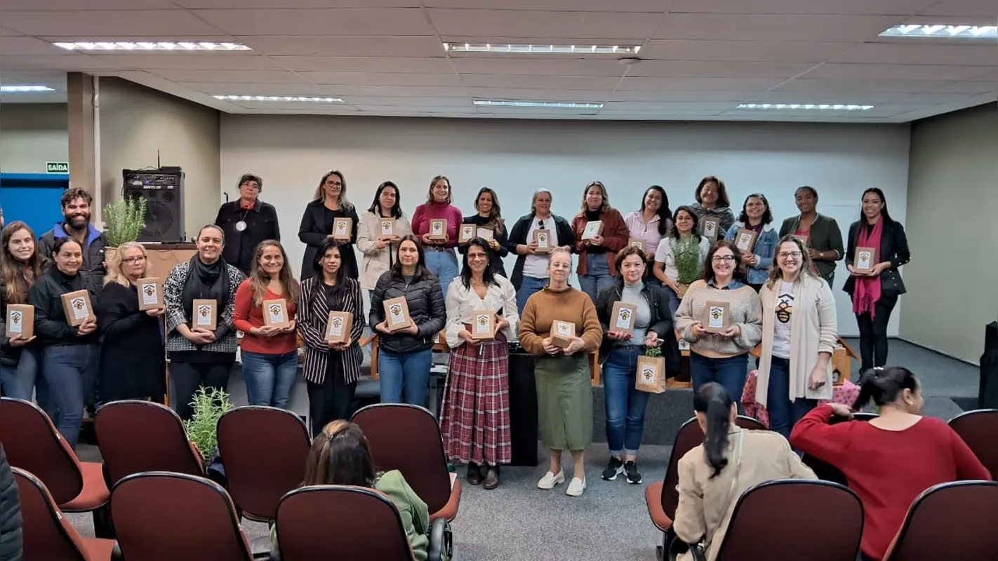 Professores das escolas envolvidas no projeto recebem formação especial para transmitir aos alunos as informações sobre o mundo das abelhas