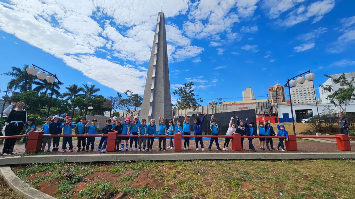 Alunos da rede pública na Praça Tomi Nakagawa, local que guarda a memória da imigração japonesa