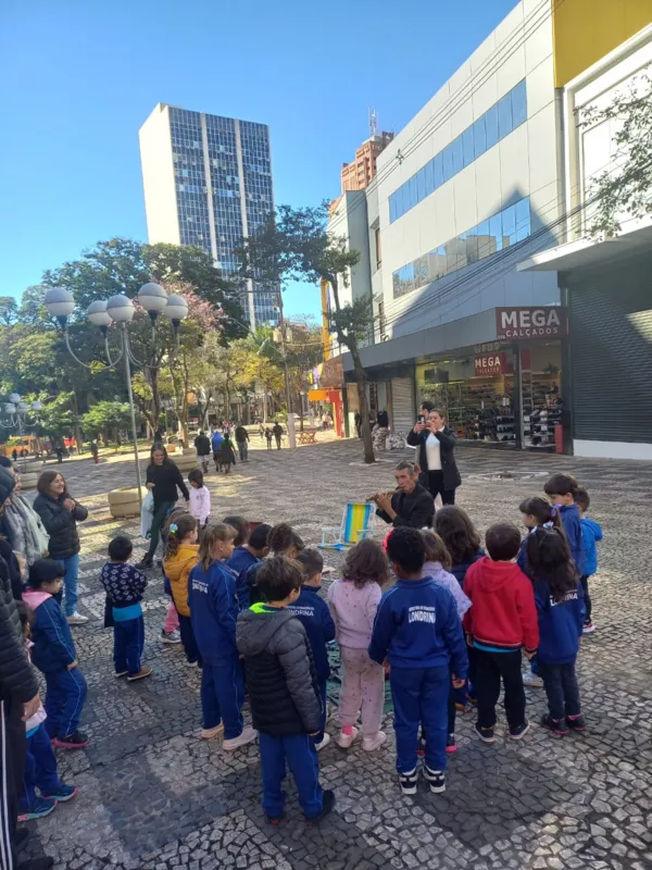 Estudantes no Calçadão de Londrina: ponto de visitação que guarda a identidade da cidade