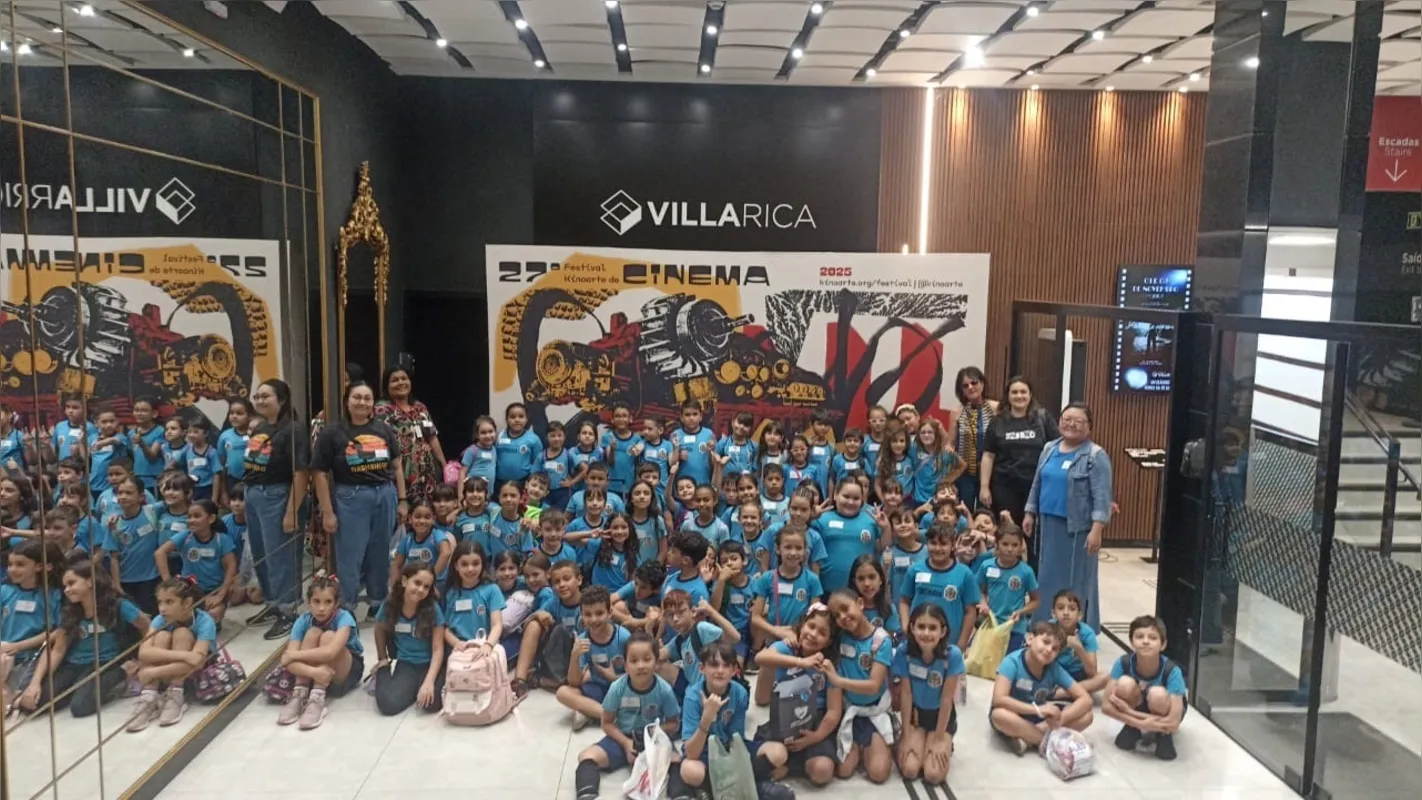 Professoras e alunos da E.M.  Maestro Roberto Pereira Panico nno Cine Villa Rica para assistir aos filmes do projeto Kinocidadão