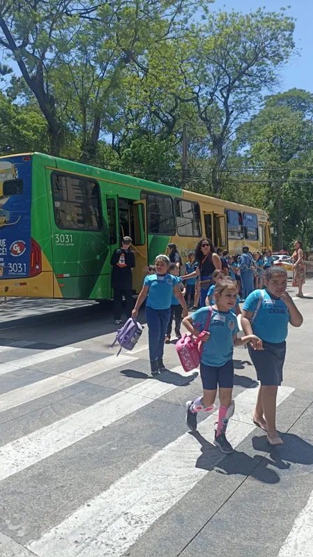 Alunos de escolas da rede pública de Londrina chegam de ônibus para assistir às sessões do Festival Kinoarte, muitas vão pela primeira vez ao cinema