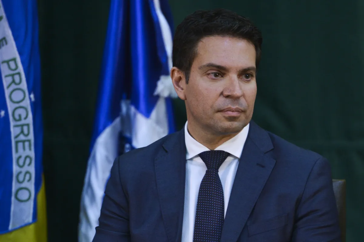 Ex-diretor da Agência Brasileira de Inteligência no governo Bolsonaro ei condenado a 16 anos e um mês e 15 dias, em regime inicial fechado, Alexandre Ramagem está foragido nos Estados Unidos