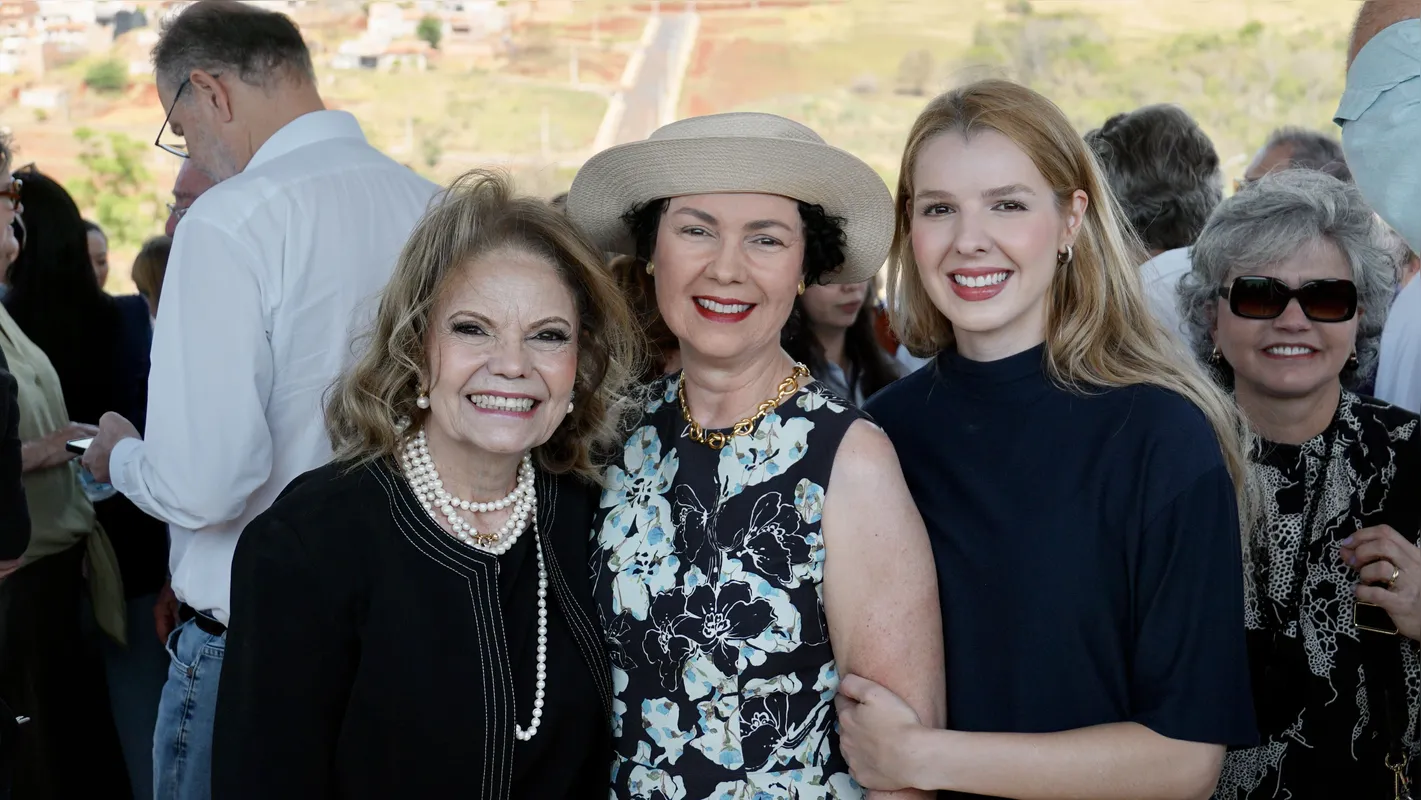Mara Fernandes, gestora Executiva e Institucional do HCL; Iracema Fabian, coordenadora de Voluntariado e a deputada Luísa Canziani