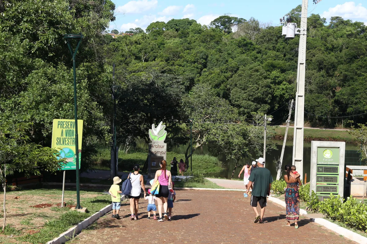 Famílias com crianças aproveitaram a reabertura do Parque Arthur Thomas para passear e brincar
