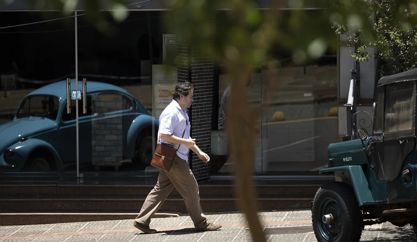 Murilo Benício nas imediações da Folha de Londrina interpretando o repórter Paulo Ubiratan: cenas demandaram um cenário com carrros antigos e figurinos de época, filme se passa nos anos 1980