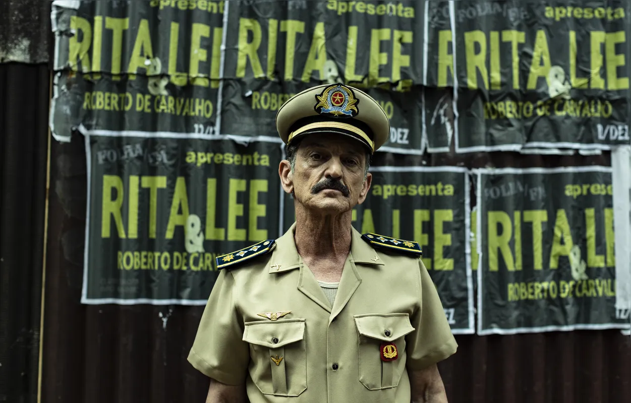 Paulo Miklos, como o comandante Fonseca nas ruas de Londrina: até um cartaz com um show da época foi reproduzido