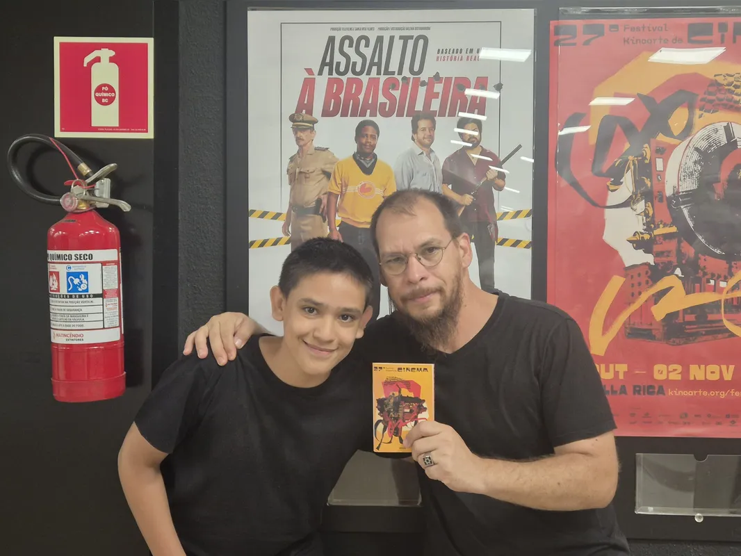 Imagem ilustrativa da imagem ‘Assalto à Brasileira’ estreia em Londrina com longa fila e casa cheia