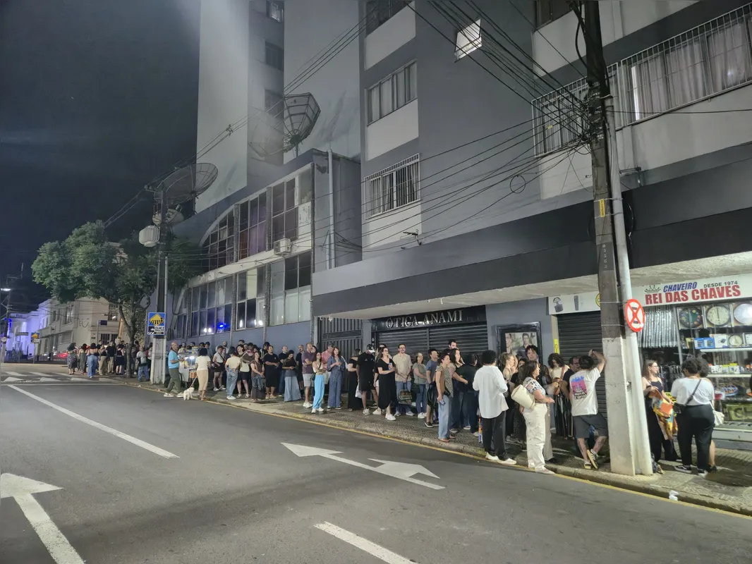 Imagem ilustrativa da imagem ‘Assalto à Brasileira’ estreia em Londrina com longa fila e casa cheia