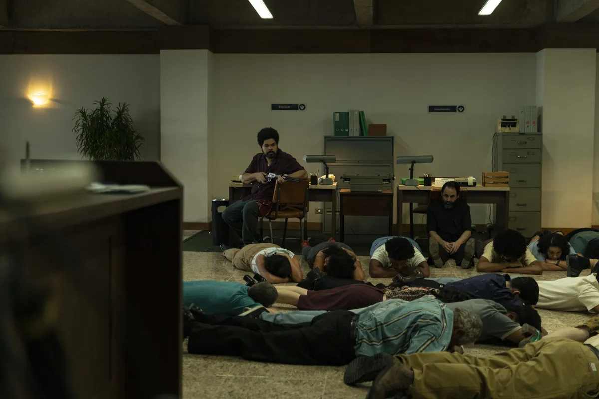 A cena dos reféns deitados no chão da agência bancária num dos momentos de maior tensão no filme