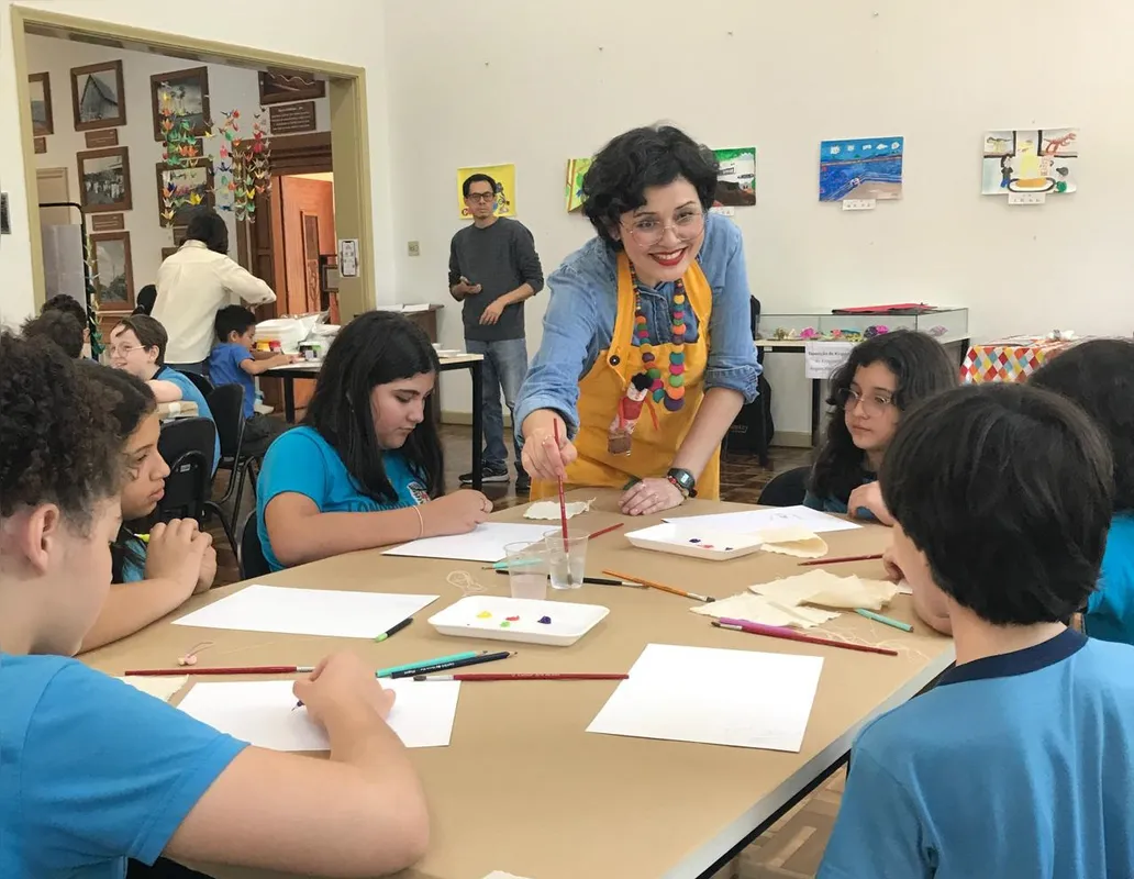 A pedagoga Renata Suzue ministrando oficinas de desenhos aos alunos da E.M. Arthur Thomas: paisagens de Londrina serão enviadas para escolas de Nishinomiya (Japão)