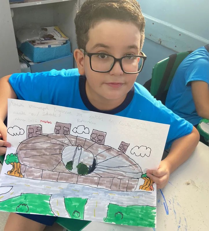 Alunos da Escola Municipal Carlos Castelo Branco desenham pontos turísticos de Londrina, como a Rodoviária, para enviar a alunos do Japão