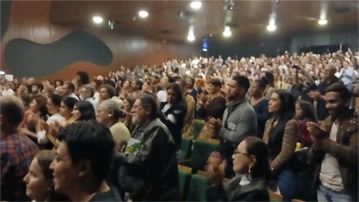 O público lotou o Teatro Ouro Verde na abertura do Festival de Dança de Londrina 2025