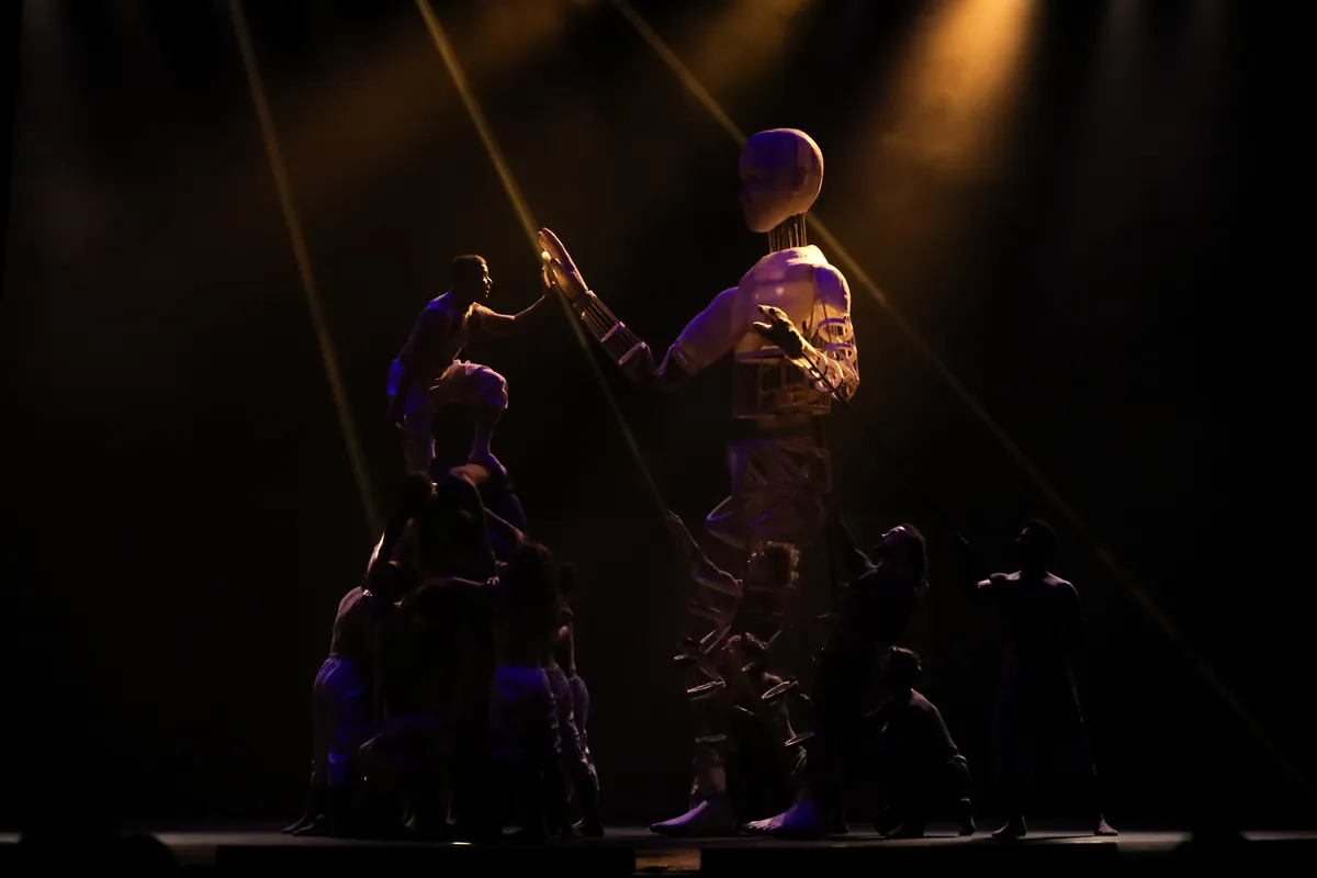 "Anima - Imensidão Adentro", com Balé Teatro Guaíra, levantou o público com uma coreografia criativa e elementos de forte imapcto visual