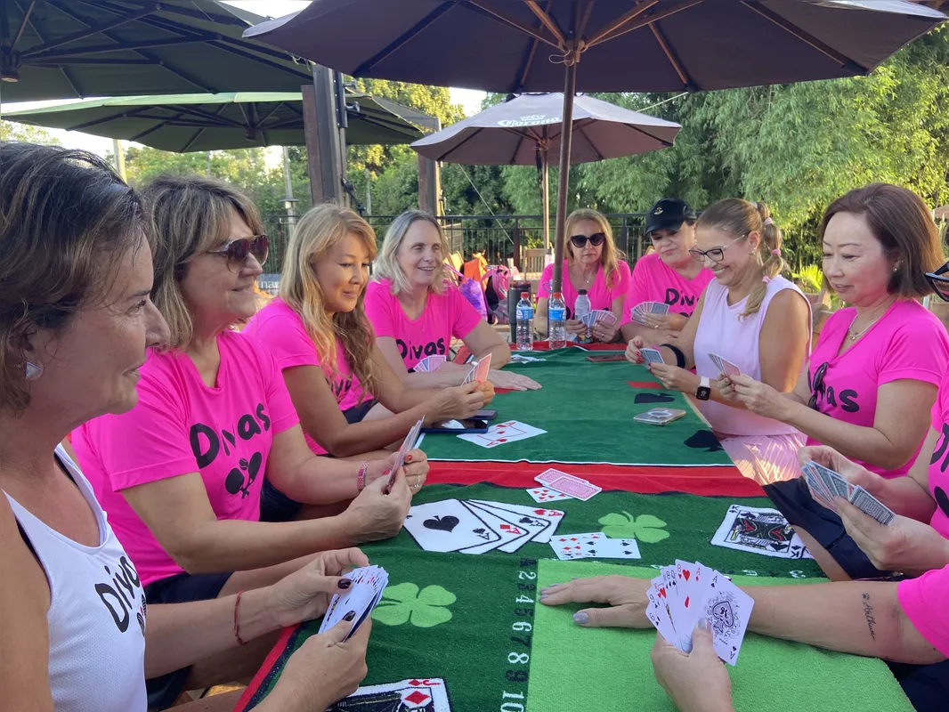 Antes das partidas, as Divas jogam baralho e conversam