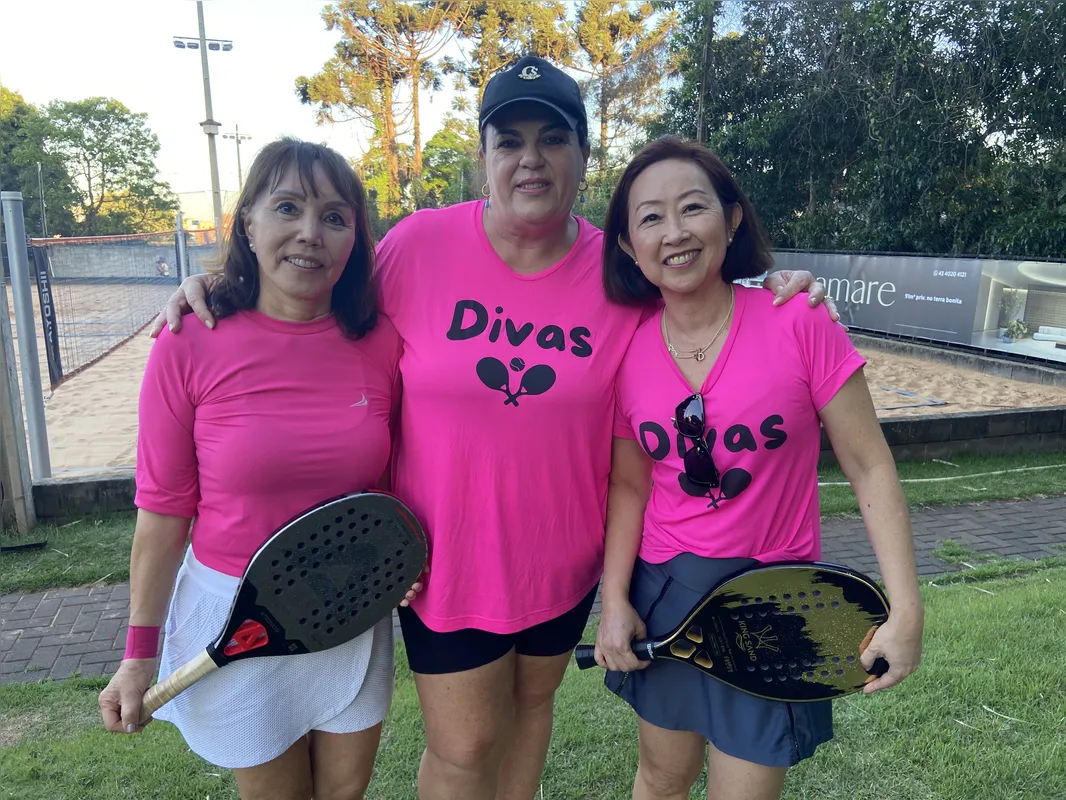 Satoe Fujii, Carla Malucelli e Dirce Fujisawa em preparação para um jogo de beach tennis