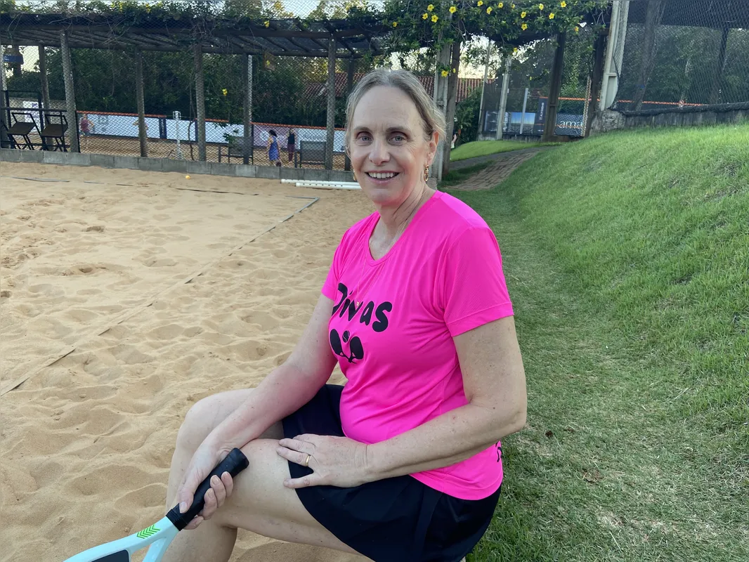 Lucila Paccola, 61, se voltou ao beach tennis como auxílio para lidar com a perda do irmão