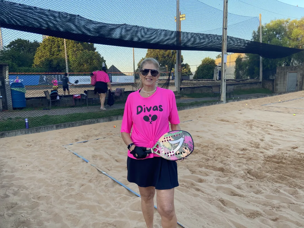 Marcia Sahão, 63, tem o beach tennis como esporte favorito