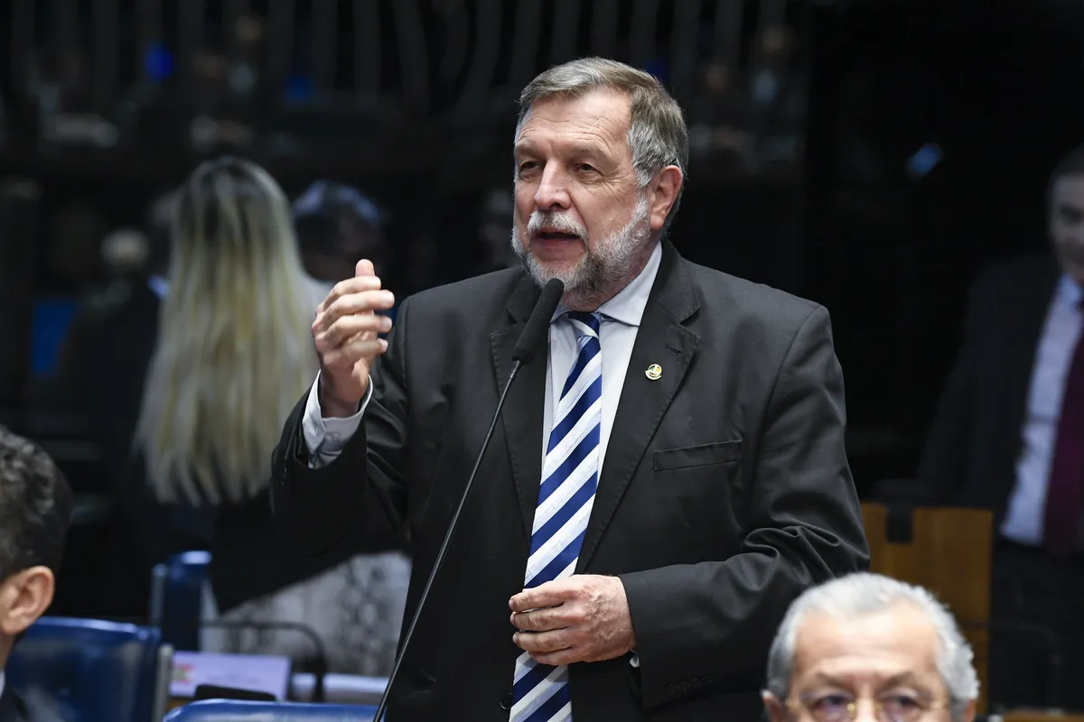"É o maior absurdo que a Câmara dos Deputados fez aprovando essa iniciativa, que impede a investigação da Justiça em relação aos parlamentares. A investigação deve acontecer para todas as pessoas”, afirmou Flávio Arns