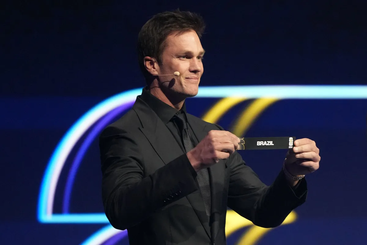 Astro do futebol americano, Tom Brady exibe o nome do Brasil para o grupo C da Copa de 2026