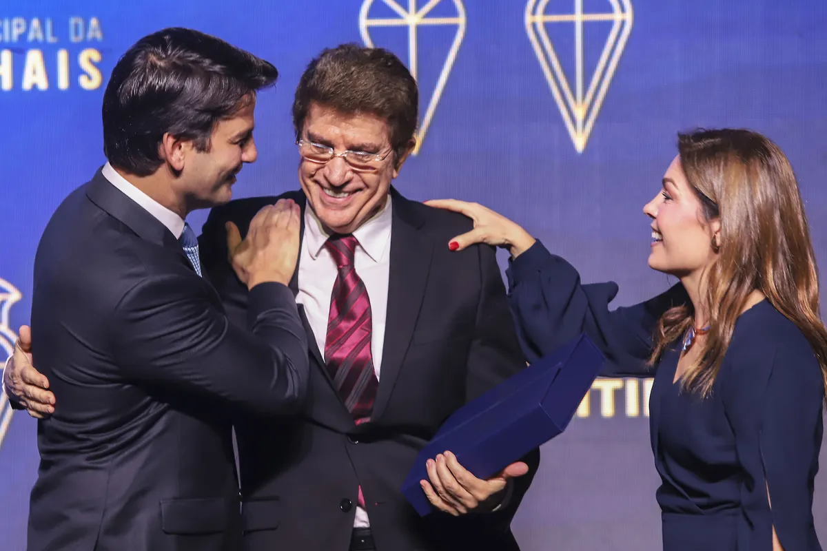 Prefeito Eduardo Pimentel com a primeira-dama Paula Mocellin, entrega a Ordem Municipal da Luz dos Pinhais para o fundador do Instituto de Neurologia de Curitiba (INC).