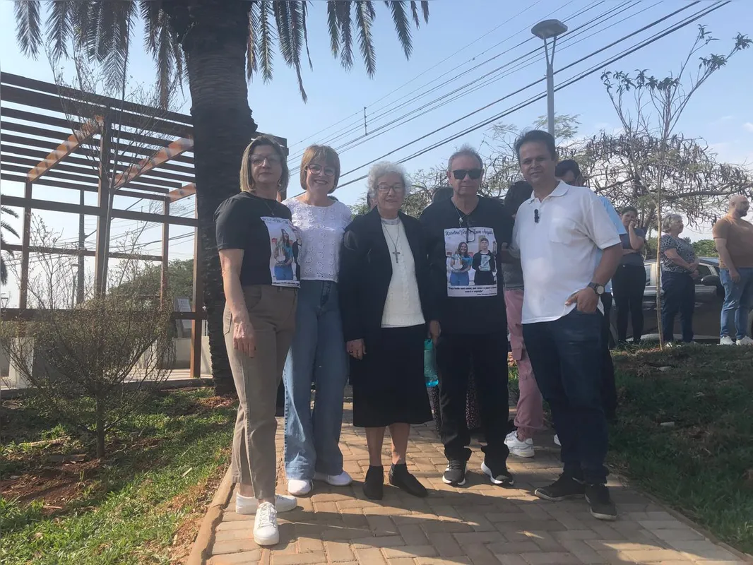 Familiares de Luan e Karoline  foram recebidos pela secretária de Educação e Cultura, Estela Camata