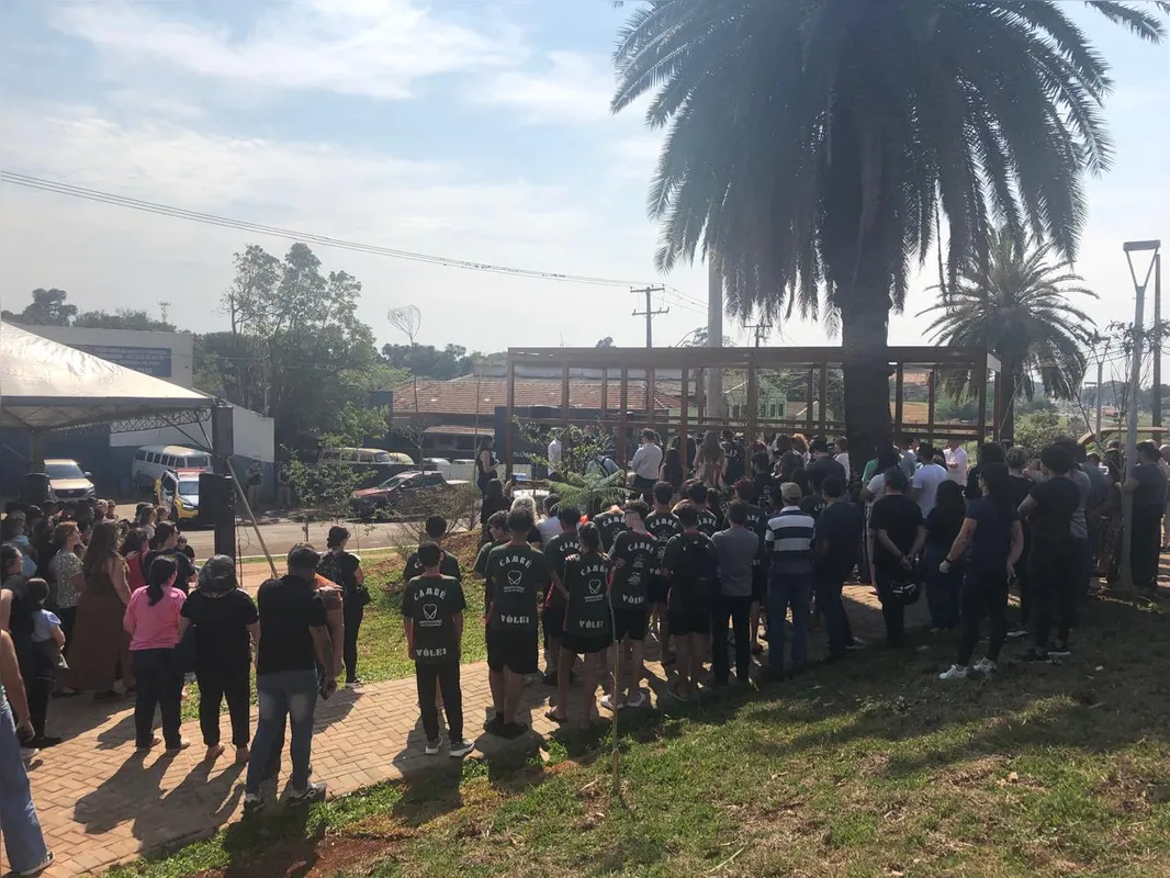 Espaço conta com parque infantil, duas quadras de areia, mini campo de futebol, academia ao ar livre, calçadas internas e praças
