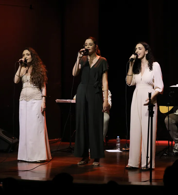 O show gratuito tem um repertório repleto de obras de grandes compositores brasileiros como Caetano Veloso, Luiz Gonzaga, Clara Nunes e Maria Rita