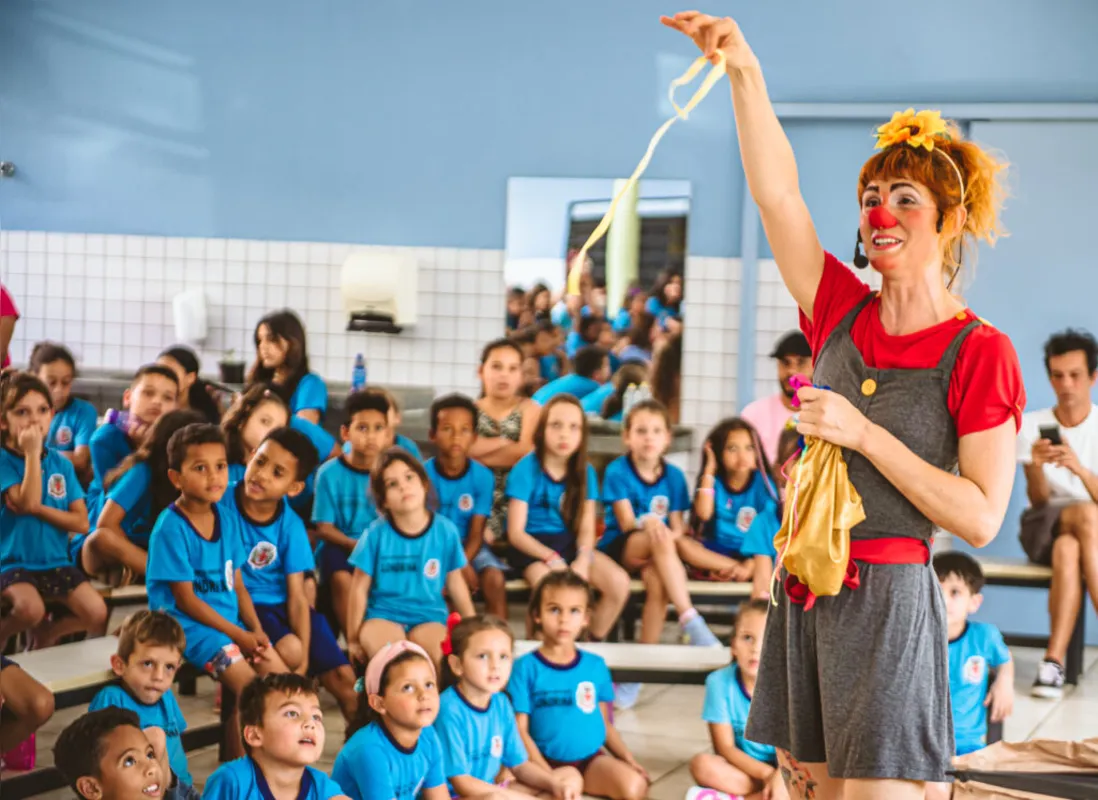 Palhaça Adelaide apresenta "Histórias sem pé nem cabeça..." na Vila Triolé, no domingo (14)