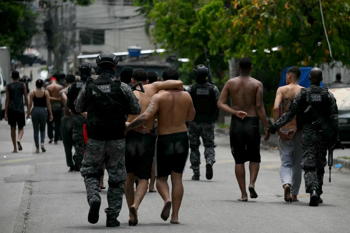 Policiais levam vários homens detidos