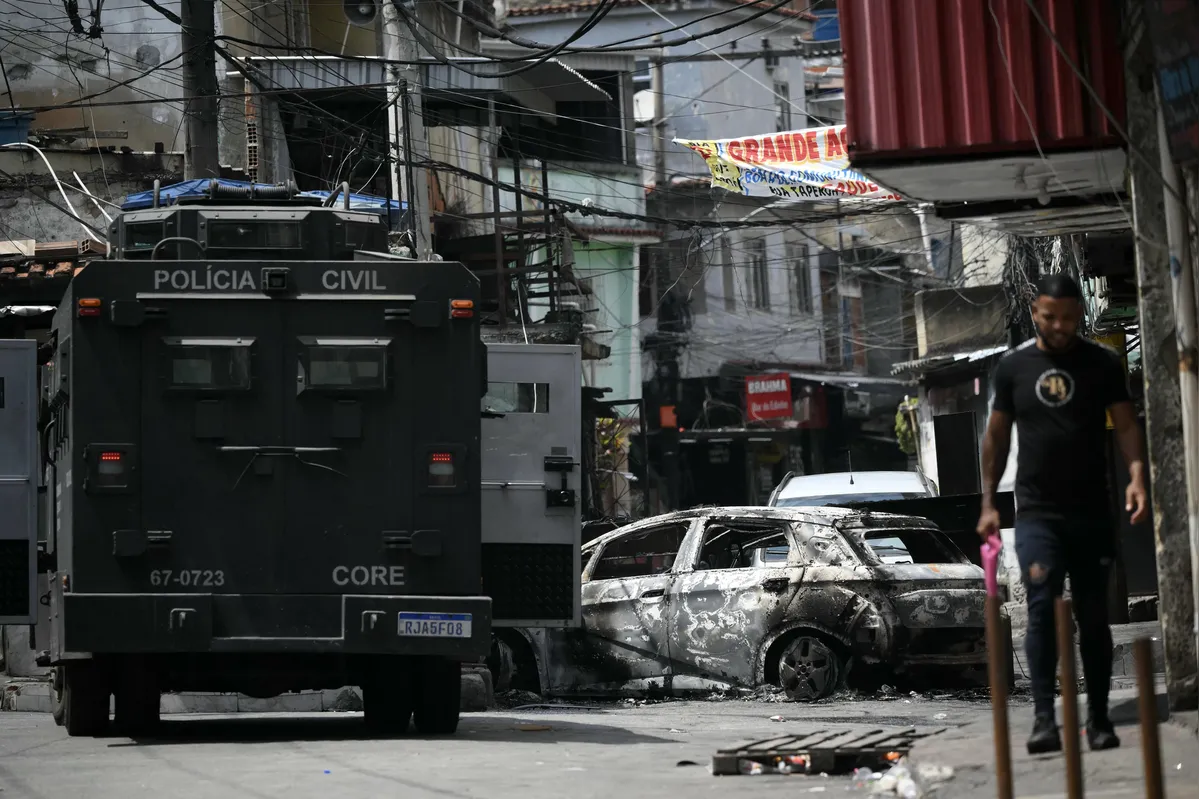 Policiais entraram de madrugada nos Complexos do Alemão e da Penha a bordo de 32 veículos blindados