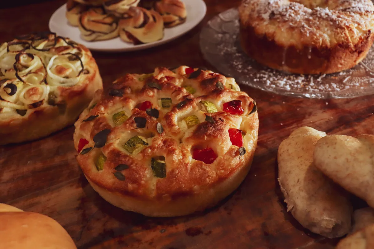 Focaccia italiana com abobrinhas e tomates.