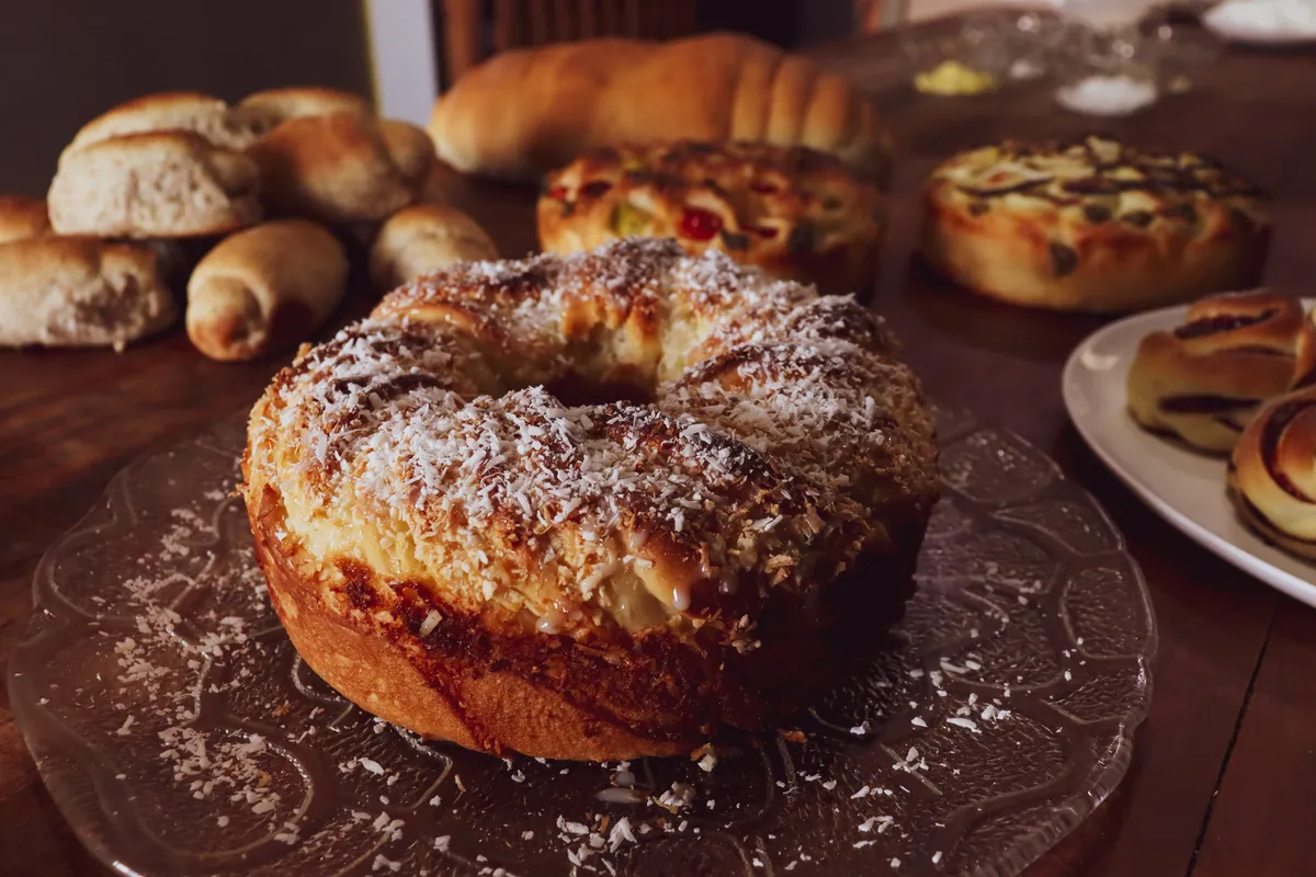 Rosca doce de coco com leite condensado.