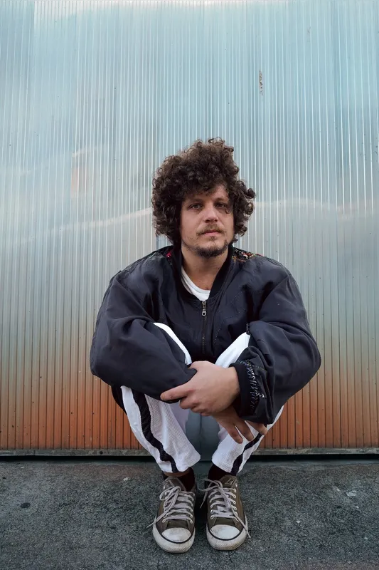 Filho da icônica Cássia Eller, Chico honra o legado familiar enquanto constrói sua própria trajetória musical