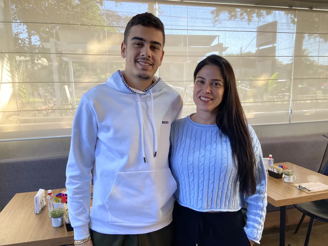 Cauê Dellalibera, que se submeteu à intervenção, com a mãe Camila Junco