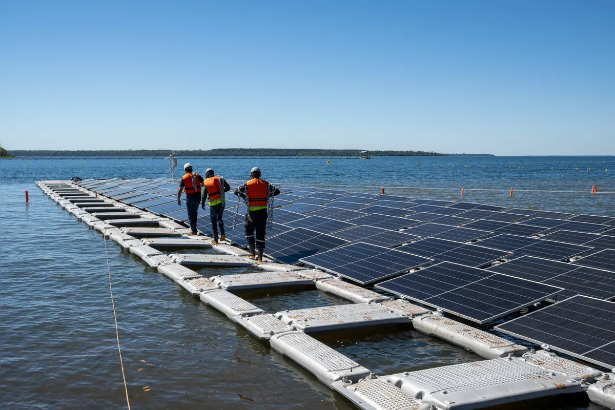 Imagem ilustrativa da imagem Começa montagem da usina solar flutuante no reservatório de Itaipu