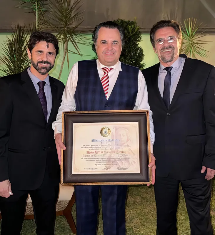 Carlos Eduardo Garcia ladeado pelos amigos Romeu Dematté Júnior e o filho Marcelo Dematté
